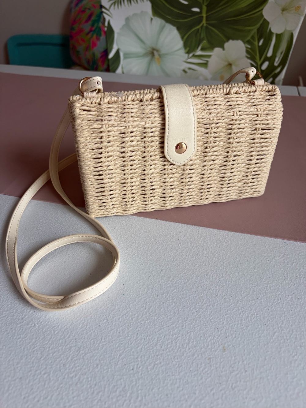 Adorable Woven Straw Crossbody Bag in Cream NWOT!